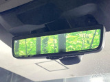 【スマートリヤビューミラー】後席の大きな荷物や同乗者で後方が確認しづらい時でも安心!カメラが撮影した車両後方の映像をルームミラー内に表示。クリアな視界で状況の確認が可能です!
