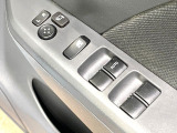 【電動格納ミラー】サイドミラーは電動格納式となっており、狭い駐車場でもキズがつくリスクを抑えられます。