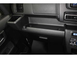 インパネテーブル装備!車内での小物などを一時的に置くとき利用できます。ドリンクホルダー装備! 美味しい飲み物 飲みながら 快適なドライブいかがですか♪