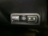 ハンドルの左下にETC2.0がついています。高速道路の料金所の通過も楽々です!。 カードの取り出しもしやすい場所についています。