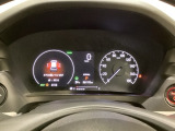 ハイブリット車専用のメーターです。右側の大型スピードメーターに加え、ステアリングスイッチを使って左のマルチインフォメーション・ディスプレイで燃費や動力伝達などの情報が見れるようになっています。