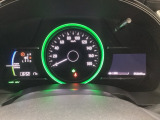 ハイブリット車専用のメーターです。中央のスピードメーターより左右のサブデスプレイで燃費や動力伝達などの情報が見れるようになっています。