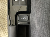 パワーウインドウは運転席でドア4枚とも上下の操作ができるようになっています。シートヒータースイッチはHiとLoの2段階で温度設定ができます。