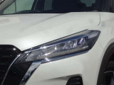 【LEDヘッドライト】悪天候や夜間走行時も良好な視界を確保し安心して運転できる高輝度LEDヘッドライトを装備!点灯速度が早く、消費電力も抑えられています。