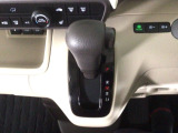 オートマチックシフトレバーは、手になじみ操作しやすい形状で安全運転にもつながります♪