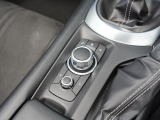 マツダコネクトを操作するコマンダーコントロールです。運転中に自然と手の触れる位置に配置されています。