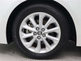 純正アルミホイールは精度が高く、走行の安定性が優れています。タイヤサイズ205/55R16
