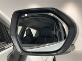 ブラインドスポットモニター(BSM)を装備しています。隣を走る車両が死角に入るとミラー内LEDインジケーターが点灯。さらに、ウィンカーを出すとインジケーターが光って点滅して注意を促してくれます。