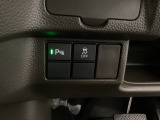 VSA装備車です。VSAはドライバーの操作と車の動きを見守っています。もし車の挙動が乱れたとき、4輪別々にブレーキをかけたり、エンジンパワーをしぼることによって車を安定させます。