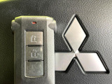 【オペレーションキー】カバンやポケットに入れたままでもドアの施錠・解錠が可能なスマートキーを装備。エンジンのオン・オフ時もカギを取り出す必要が無いからとっても便利です♪