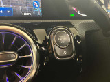 メモリー付きパワーシートが装備されている車両はシートの位置・ドアミラーの角度・ハンドルの位置を3名まで記憶出来ます。