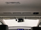 ルーフ前方にリアクーラーを装備しています。エアコン操作スイッチとダクトがついていますので、2列目・3列目にお乗りの方も快適に過ごせます。