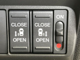 【両側パワースライドドア】スマートキーや運転席のスイッチで後席両側スライドドアの開閉が可能♪電動だから力を入れてドアを開ける必要が無く、小さなお子様でも簡単に開け閉めでき快適です♪
