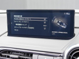 こちらのお車には先進安全装備が多数搭載されています。衝突被害を回避あるいは軽減するためのブレーキや、後方死角からの接近警報、車線逸脱を防止する警報装置など、詳しくはスタッフまでお尋ねください。