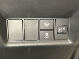 ハンドルの右側にはヘットライトリベライザーとVSA(ABS+TCS+横滑り抑制)の解除スイッチなどがついています。ヘッドライトリベライザーは道路状況や積荷の加重に応じてライトの高さを調節できます。