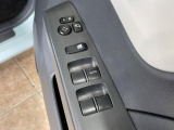 【電動格納ミラー】サイドミラーは電動格納式となっており、狭い駐車場でもキズがつくリスクを抑えられます。