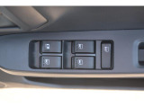 運転席側パワーウインドウは、オートアップ&ダウン機能付き。ワンタッチで自動開閉できます。開閉操作をロックする事も出来ます。