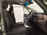 座面も厚みがあり背もたれも高く、広い足元にゆったり座れるシートです。運転席と助手席の間が空いている為、助手席側への移動がスムーズです。交通量の多い道でも助手席側から乗り降りができます。