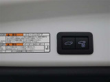 ハンズフリーパワーバックド(挟み込み防止機能・停止位置メモリー機能・予約ロック機能付)が装備されています。スマートキーを携帯していれば、リヤバンパーの下に足を出し入れするだけで自動開閉します。