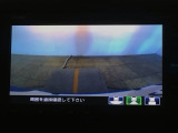 【バックカメラ】運転が苦手な方も車庫入れラクラクです!ギアをリバースに入れれば自動的に切り換わりますので、面倒な操作は不要です♪狭い駐車場もお車を傷つけず安心ですね!