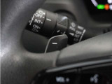 ◆減速セレクター◆ステアリングホイールの左右に取り付けられた2つのパドルスイッチで減速の強さを調整。 左側の「-」を操作すると減速を強く、右側の「+」を操作すると減速を弱くすることができます。