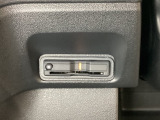 ハンドルの左下にETCがついています。高速道路の料金所の通過も楽々です。 カードの取り出しもしやすい場所についています。