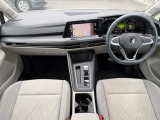 メーターとナビゲーションを同じ高さに配置した水平基調のインテリアデザイン。視線移動が少なく、直感的に使える優れた操作性を実現しています。