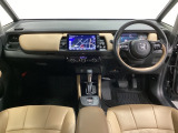 車内は光触媒抗菌消臭施工済です。インパネ周りはスタイリッシュなデザインで機能や装備も充実しています。グローブボックスやカップホルダーのほかにトレーなどたくさんの収納スペースが付いています。