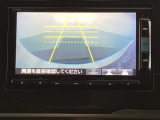 バックでの車庫入れも安心です! リアカメラが付いているバックモニター付のナビを装備しております。操作線もついており距離感も画面から確認できます。