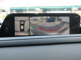 車両の前後左右にある4つのカメラを合成することで、まるでご自身のクルマを空から見ているような俯瞰での映像を映し出してくれます。バック時ももちろんのこと、前進時に視界の悪い交差点でも役に立ちますね。