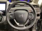 ハンドルにHondaセンシング系のクルーズコントロールやレーンキープアシストなどのスイッチと、オーディオの操作スイッチが装備されています。ハンドルから手を離さず安全に操作できます。