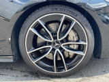 【アルミホイール】19インチのAMG5スポークアルミホイールを装着