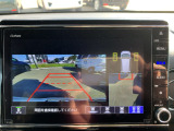 【リヤカメラアンシンプラス】リアワイドカメラの映像で車線変更や駐車場での後退時の危険を検知。ナビ画面でお知らせし、走行中の安全・安心をサポートする便利機能です。
