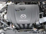 「SKYACTIV-G(ガソリン)」は、規格外の高圧縮を実現し、世界のエンジン技術者に驚きを与えました。さらに、それを維持したままノッキングの発生を抑え、熱効率を向上、走りにも寄与したエンジンです。