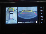 パノラミックビューモニター付きです。車両を上から見たような映像をディスプレイオーディオ画面に表示。運転席からの目視だけでは見にくい、車両周辺の状況をリアルタイムでしっかり確認できます。