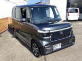 自社整備工場で点検整備をおこなってからお渡ししています。車検が残っている場合は『12ヶ月点検整備』を、車検整備付きの場合は『車検整備』をおこないます。整備費用は車両本体価格に含まれています。