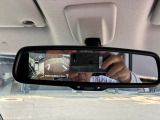 スマートミラーです。後席に人がいたり荷物が山積みでも大丈夫。後の視界はカメラの映像で見れますよ。