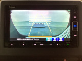 バックでの車庫入れも安心です! リアカメラが付いているバックモニター付のナビを装備しております。操作線もついており距離感も画面から確認できます。