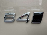 B4モデルはエンジンスタートが非常に静か。かつ発進時にもスターターモーターによるアシストがかかり滑らかで力強い走り心地です。プレミアムモデルにより相応しい仕上がりとなりました。