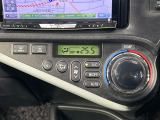 【オートエアコン】一度お好みの温度に設定すれば、車内の温度を検知し風量や温度を自動で調整。暑い&hellip;寒い&hellip;と何度もスイッチ操作をする必要はありません。快適な車内空間には必須の機能ですね♪