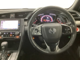 【ハンドル】運転にかかわる様々な操作を安全に行えるように視点移動が少なく操作性に配慮されたスイッチ類が凝縮されたコックピットです。
