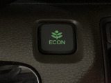 ECON モードをON にするとアクセルペダルの動きに対するエンジンの反応とエアコンの制御を切り換えることで、燃費のいい運転をするドライバーがペダルを踏んだ時と同じようにエンジンを制御します。