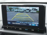 【バックカメラ】駐車が苦手な方でも安心してお乗りいただけます。リバース連動で画面が切り替わるのでとっても便利です。