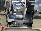 折り畳みの3人掛けシート。畳めば広大な荷室が広がります♪♪