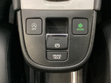 セレクトレバーの下に電子制御パーキングブレーキがあります。スイッチひとつで、停車した地点の傾斜などをシステムが検知・判断してブレーキ力を自動的に最適制御し、しっかり停車できるパーキングシステムです。