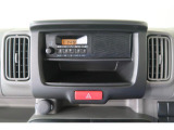 AM/FMラジオ下には、手帳や名刺入れなどが収納できる小物入れががあります。