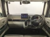 【前方視界】開放的な前方視界!運転がしやすく疲れにくいです♪窓が大きく、見通しがとっても良いおクルマですよ♪