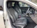 シートはホールド性も高く快適な運転をサポートします。シート材質はアルカンタラアンドテップレザー