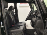 女性でも運転がしやすいように、シートの高さ調整機能(シートリフター)がついています。運転席と助手席の間が空いている為、助手席側への移動がスムーズです。交通量の多い道でも助手席側から乗り降りができます。
