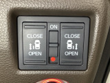 リアドアは乗り降りに便利な両側電動スライドドアです。また運転席に座っていながらスイッチ操作で自在にスライドドアを開け閉めできます。